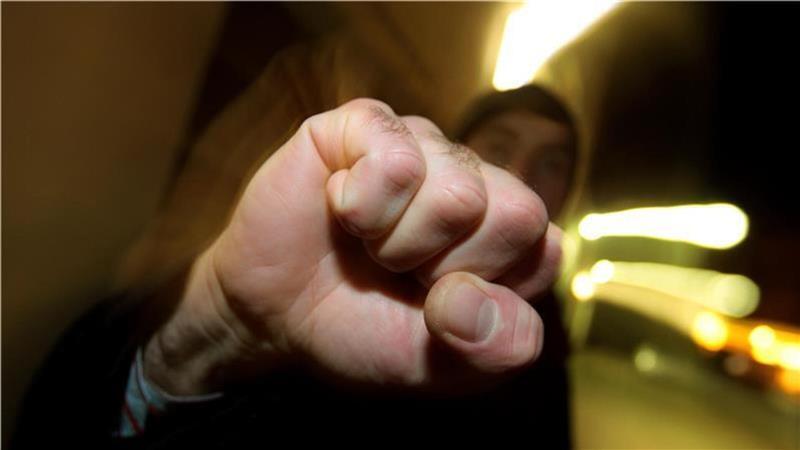 Eine Gruppe Jugendliche wehrte sich gegen die Polizei.