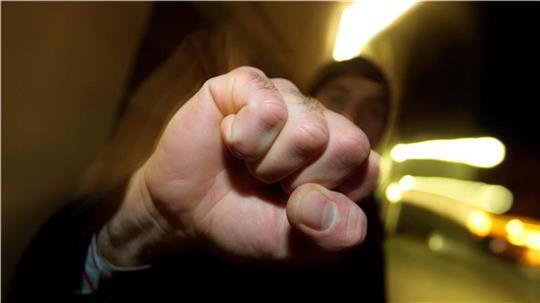 Eine Gruppe Jugendlicher wehrte sich gegen die Polizei.
