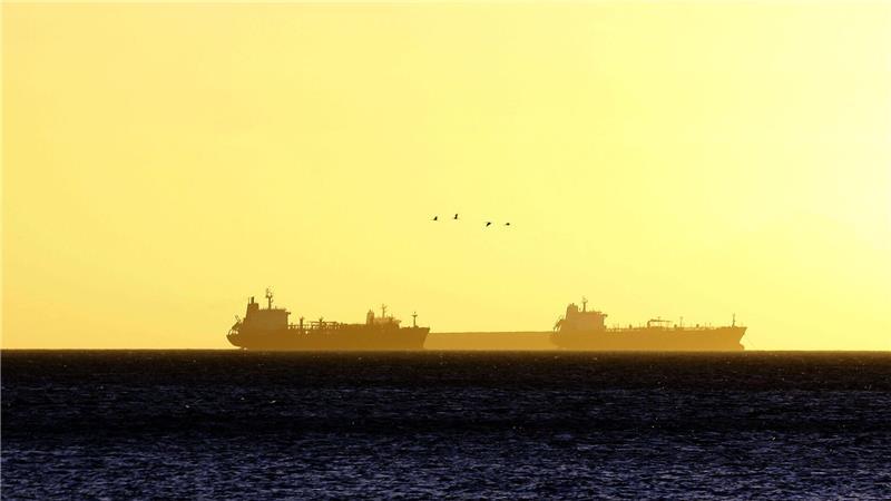 Eine Gruppe Öltanker liegt auf dem Meer. (Symbolbild)