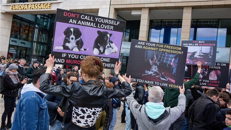 Eine Gruppe Veganer protestierte gegen die Döner-Aktion.