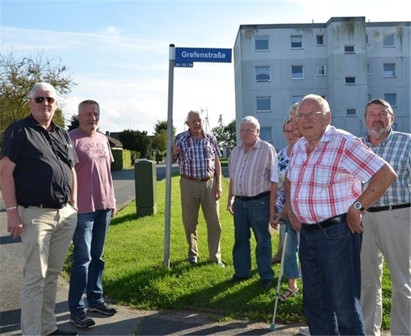 Eine Gruppe der Anwohner der Grefenstraße , die Verkehrsbelastungen und eine Massierung von großen Wohnblocks fürchten. Foto von Allwörden