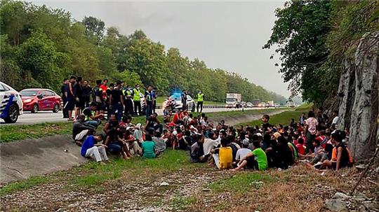 Eine Gruppe der muslimischen Minderheit Rohingya 2022 nach ihrer Flucht aus einem malaysischen Lager.