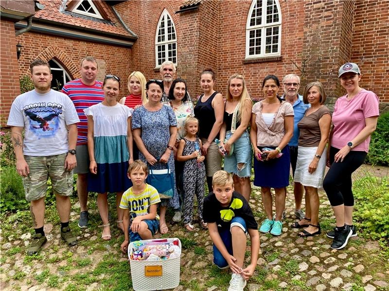 „Café Miteinander“ ist ein Treffpunkt für Geflüchtete Eine Gruppe der ukrainischen Flüchtlinge, die sich im „Café Miteinander“ trafen. Foto: C.Wöhling