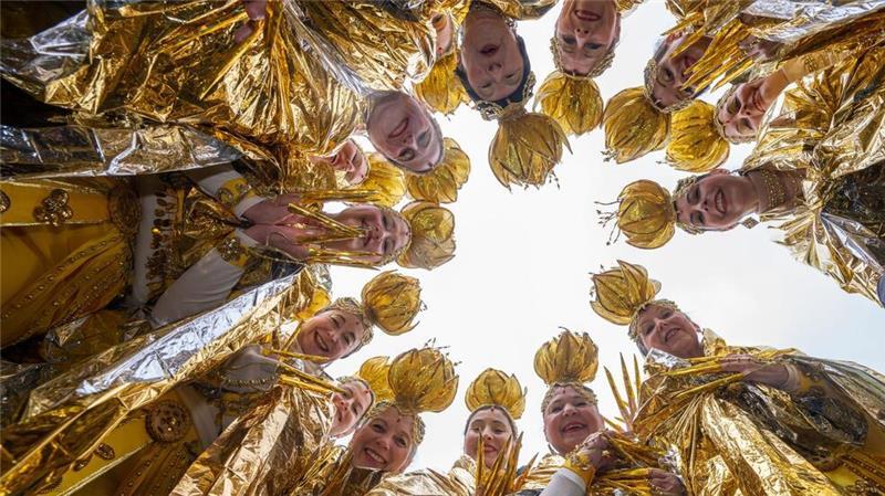 Eine Gruppe in chinesischen Kostümen nimmt am traditionellen Chinesenfaschingsumzug in Dietfurt teil.