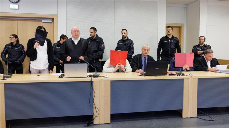 Eine Gruppe junger Erwachsener steht wegen versuchten Mordes vor Gericht.