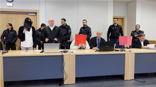Eine Gruppe junger Erwachsener steht wegen versuchten Mordes vor Gericht.
