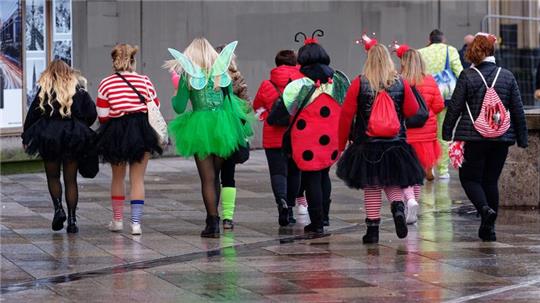Eine Gruppe verkleideter Menschen ist in Köln unterwegs. Die Karnevalssaison in Deutschland ist wieder voll im Gange.