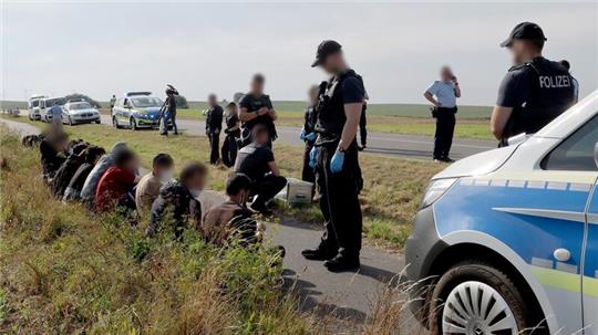 Eine Gruppe von 18 Männern und einer Frau, nach eigenen Angaben aus Syrien, wird nach einem Bürgerhinweis von der Bundespolizei in der Nähe der polnischen Grenze aufgegriffen.