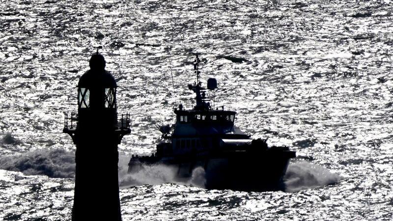 Migranten-Boot im Ärmelkanal in Seenot - eine Person tot Eine Gruppe von Menschen, bei denen es sich vermutlich um Migranten handelt, wird in einem Boot der Border Force nach Dover gebracht. Immer wieder versuchen Migranten, in kleinen Schlauchbooten über den Ärmelkanal nach Großbritannien zu gelangen.