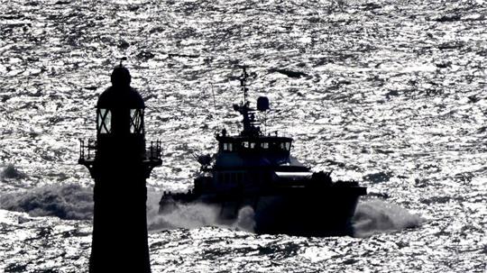 Eine Gruppe von Menschen, bei denen es sich vermutlich um Migranten handelt, wird in einem Boot der Border Force nach Dover gebracht. Immer wieder versuchen Migranten, in kleinen Schlauchbooten über den Ärmelkanal nach Großbritannien zu gelangen.