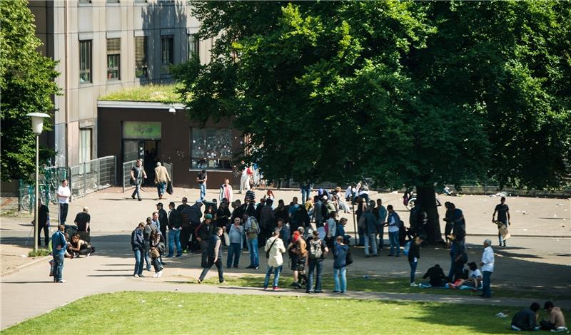 Das Drob Inn rettet Drogenabhängigen das Leben Eine Gruppe von Menschen steht vor der Kontakt- und Beratungsstelle Drob Inn des Trägervereins Jugendhilfe in Hamburg. Foto Gateau/dpa
