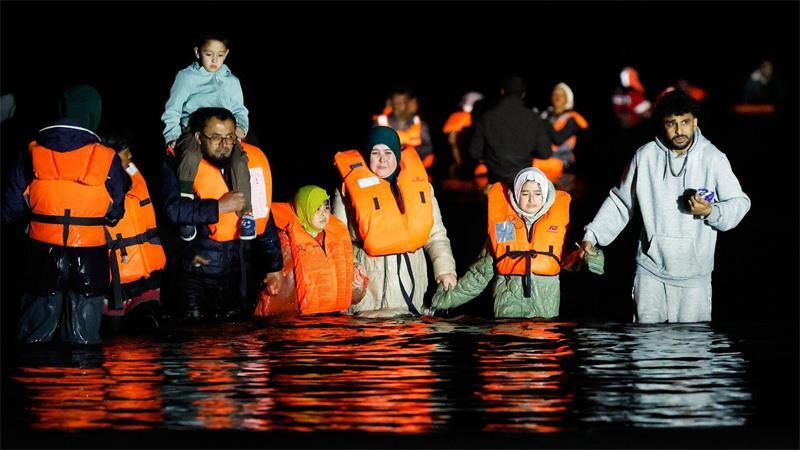 Eine Gruppe von Migranten versucht in Hardelot mit einem Schlauchboot den Ärmelkanal von Frankreich nach Großbritannien zu überqueren.