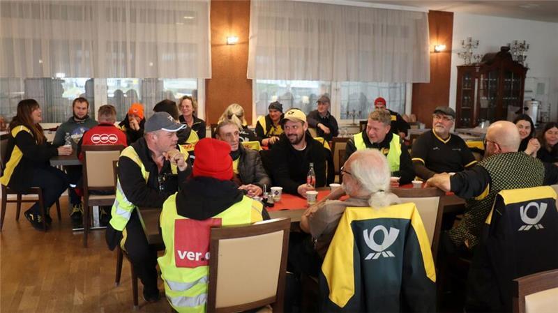Post-Warnstreiks: Jede zwanzigste Sendung bleibt liegen Eine Gruppe von Post-Beschäftigten, die ihre Arbeit niedergelegt hat.