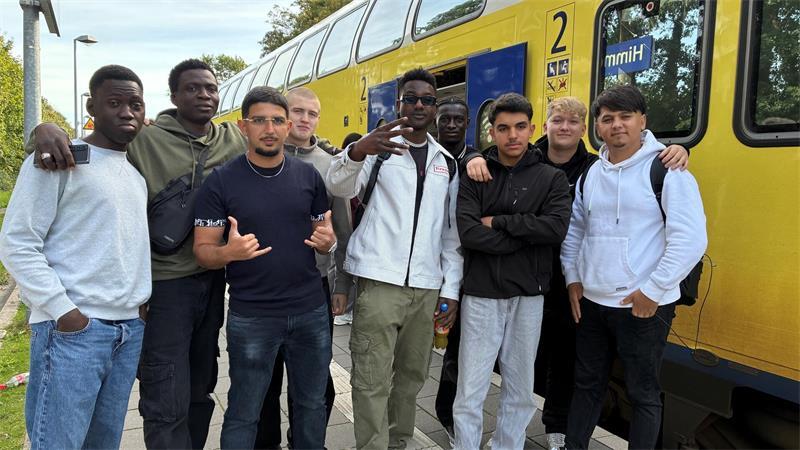 Stillstand in Himmelpforten: Kaputte Bremse legt Bahnverkehr lahm Eine Gruppe von angehenden Straßenbauern kamen nur mit Verspätung zum Blockunterricht in der Cadenberger Berufsschule; so auch Hasan Ismayilor (Dritter von links).