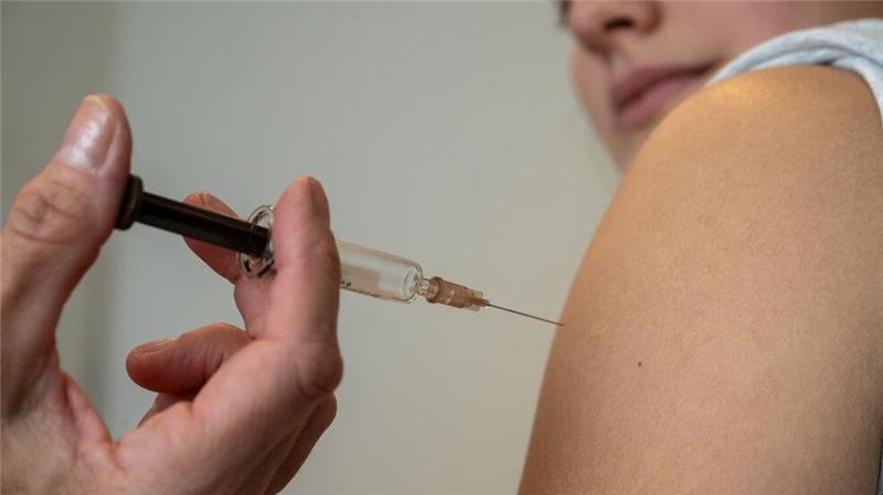 Eine Gynäkologin impft eine Jugendliche gegen HPV. (Archivbild)