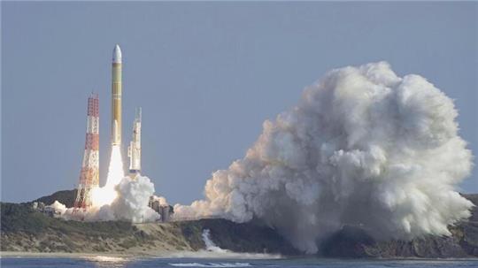 Eine H3-Rakete hebt vom Tanegashima Space Center in Kagoshima in Südjapan ab.