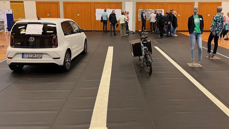 B73 wird für drei Jahre zur Baustelle: Das ist für Himmelpforten geplant Eine Hälfte der Fahrbahn in Originalbreite: Links fahren die Autos, daneben Radfahrer auf ihrer eigenen Fahrspur und die Fußgänger sind ganz außen. Beim Gehweg fehlte allerdings der Bordstein.