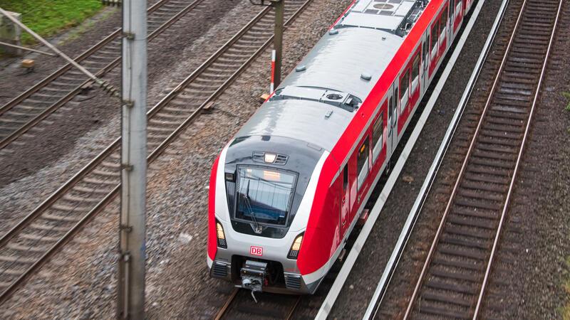 Erweiterung der S5-Bahnstrecke: Gericht bestätigt Planung Eine Hamburger S-Bahn der Linie S21 fährt über ein Gleis. Die Linie S21 wird es mit dem neuen S-Bahn-Netz nicht mehr geben. Im Gegenzug gibt es die neue Linie S5.