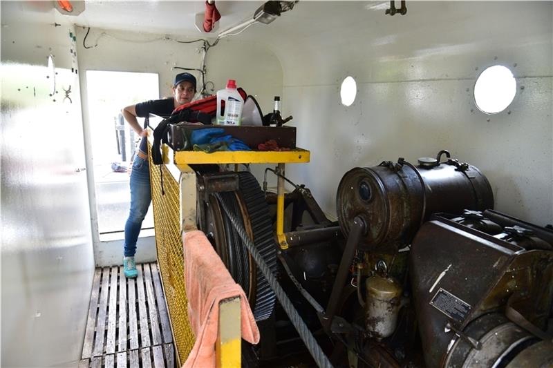 Eine Hand an der Kurbel gilt es auf den Takt des alten Deutz-Motors zu lauschen.