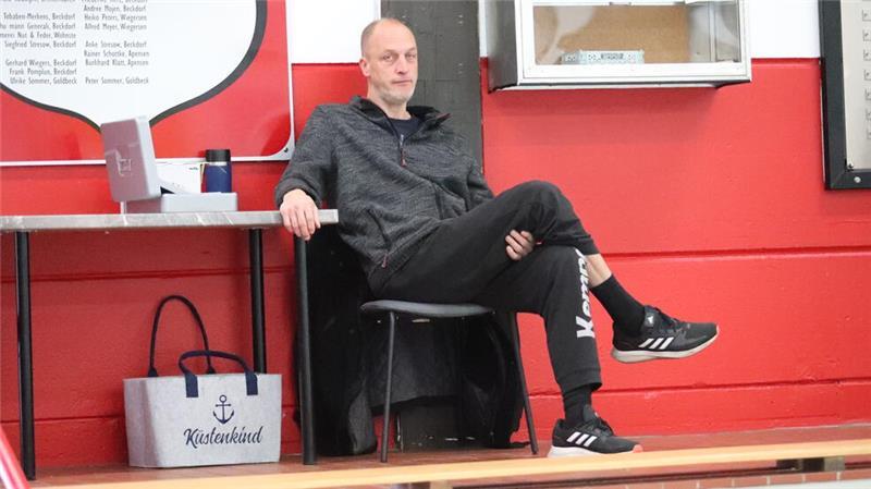 Eine Handball-Legende sitzt an der Tageskasse. Maik Heinemann spielte früher in der Bundesliga beim VfL Fredenbeck. Heute hilft er bei der MJSG ehrenamtlich aus. Sein Sohn spielt in der C-Jugend.