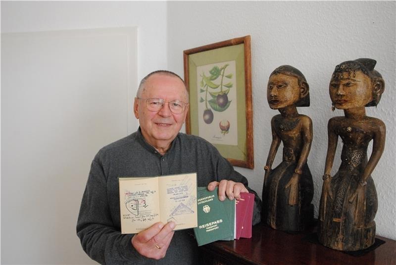 Eine Handvoll Reisepässe mit Eintragungen vieler, vieler Länder – Hans Jürgen Domnick ist rumgekommen im Leben und erzählt davon in seiner Autobiografie. Foto: Stief