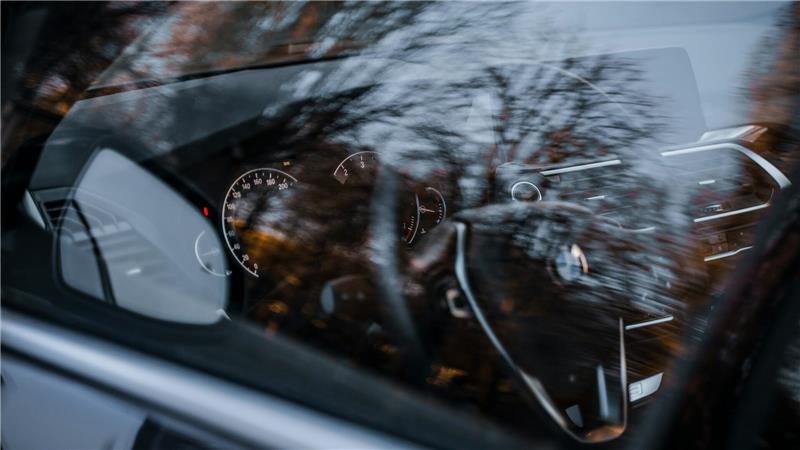 Eine Hauswand stoppte schließlich die Irrfahrt des BMWs in Salzhausen (Symbolbild).