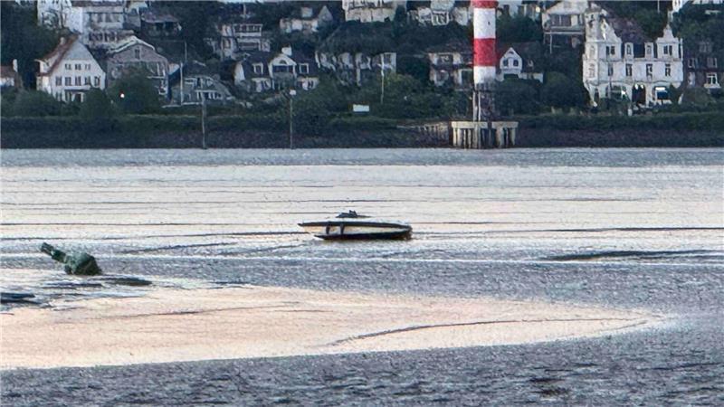 Mehrere Menschen von Booten auf der Elbe gerettet Eine Havarie von mehreren Sportbooten auf der Elbe bei Finkenwerder rief Feuerwehr und DLRG auf den Plan.