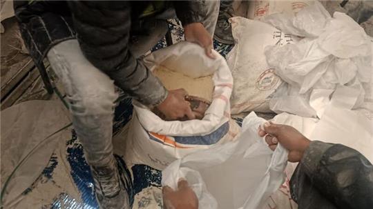 Eine Hilfslieferung Mehl wird zwischen Palästinensern im Gazastreifen verteilt.