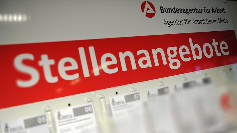 Vorzeichen am Arbeitsmarkt werden ungünstiger Eine Hinweistafel mit offenen Stellen im Gebäude der Bundesagentur für Arbeit in Berlin.