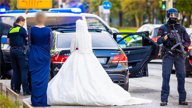 Eine Hochzeitsfahrt sollte eigentlich nicht so enden: Polizisten kontrollieren Teilnehmer eines Hochzeitskorsos und ihre Fahrzeuge. (Symbolbild)