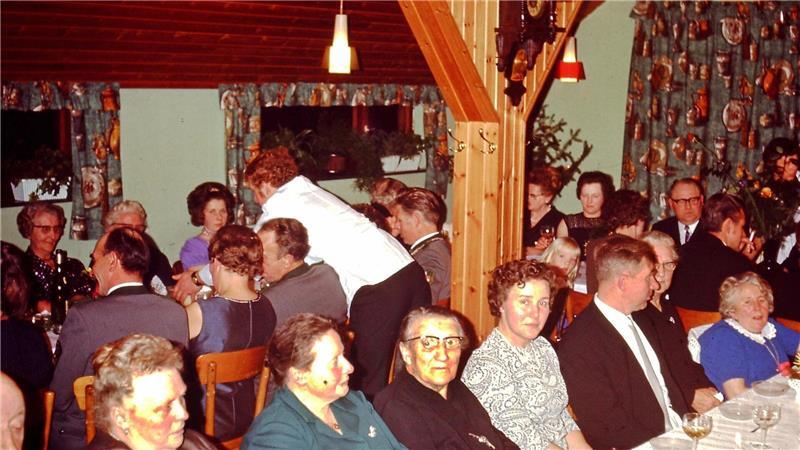 Tatort auf der Kegelbahn: Was die Gaststätte Würger alles gesehen hat Foto einer Hochzeitsfeier in der Gaststätte Würger in Uthlede im Jahr 1971.