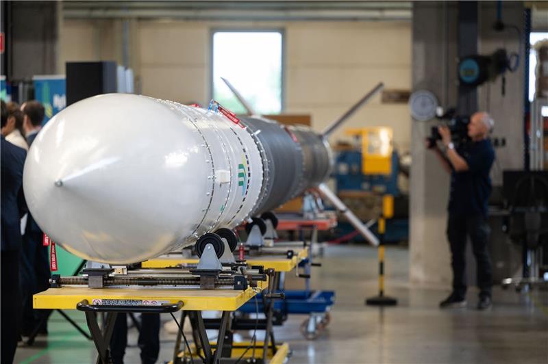 Branche bemängelt Raumfahrtstrategie der Bundesregierung Eine Höhenforschungsrakete steht in einer Halle eines Raketen-Start Ups.