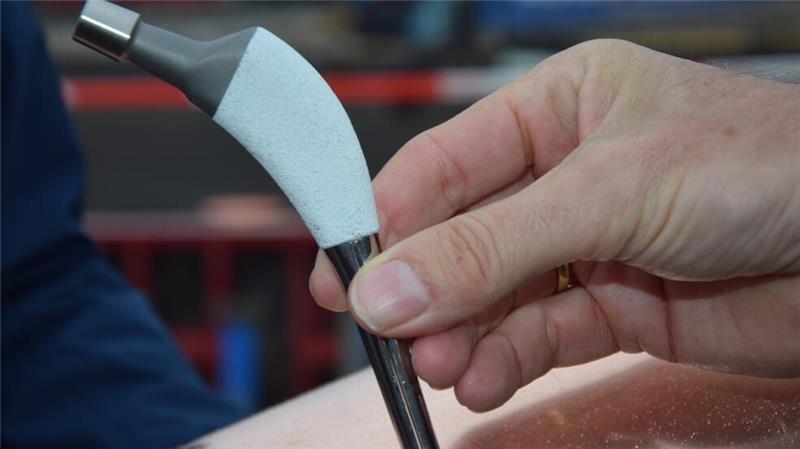 Eine Hüftprothese aus der Produktion von Implantcast enthält die Zeitkapsel in der Grundmauer des neubaus - ein Hinweis an spätere Generationen auf den Bauherren.