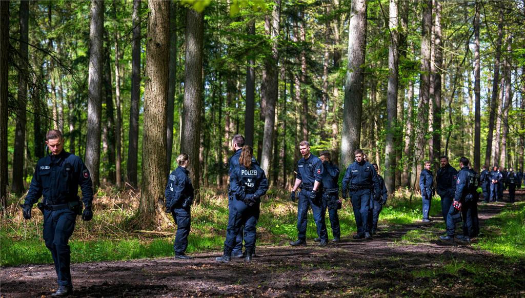 Eine Hundertschaft der Bereitschaftspolizei aus Lüneburg hat sich am Morgen eben...