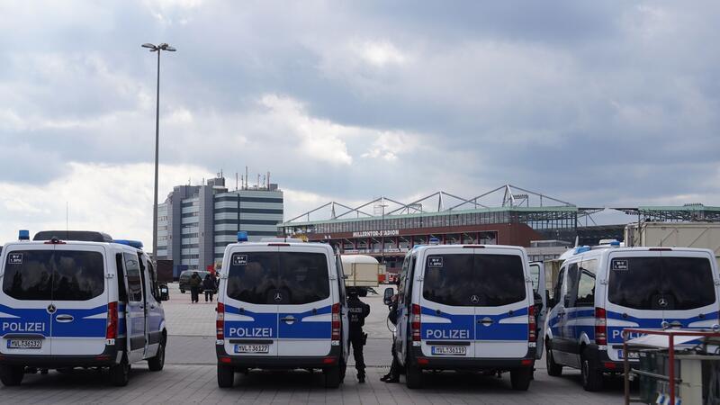 Eine Hundertschaft der Polizei steht auf dem Heiligengeistfeld vor dem Stadion.