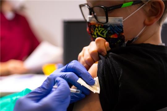 Eine Impfärztin impft den elfjährigen Valentin (Archivbild). Foto: Lennart Preiss/dpa