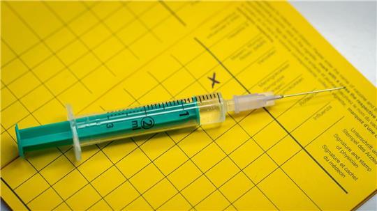 Eine Impfung sorgt dafür, dass der Körper weiß, was im Ernstfall zu tun ist. (Symbolbild)