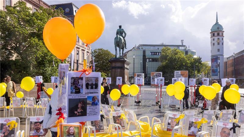 Eine Installation ist in Darmstadt auf dem Friedensplatz zu sehen, zum Gedenken an den zweiten Jahrestag des Hamas-Angriffs in Israel.
