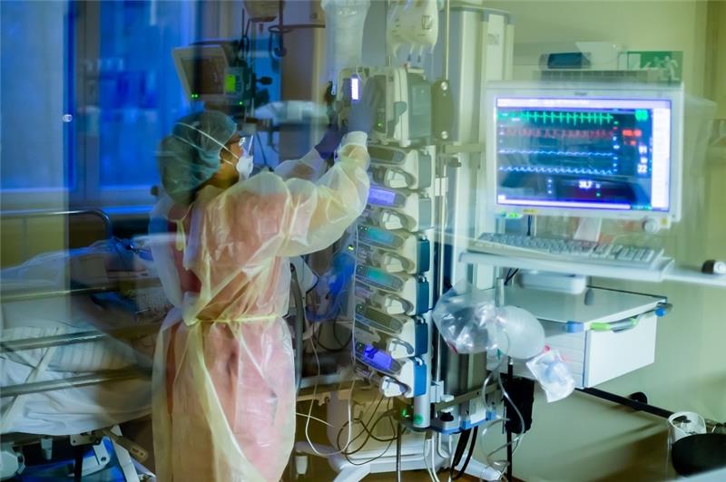 Corona: Klinikauslastung in Niedersachsen steigt an Eine Intensivfachpflegerin betreut auf einer Intensivstation einen Covid-19-Patienten. Foto: Christoph Soeder/dpa