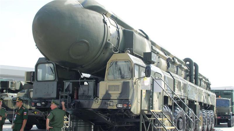 Eine Interkontinentalrakete vom Typ Topol wird auf einer Rüstungsmesse in Russland präsentiert.