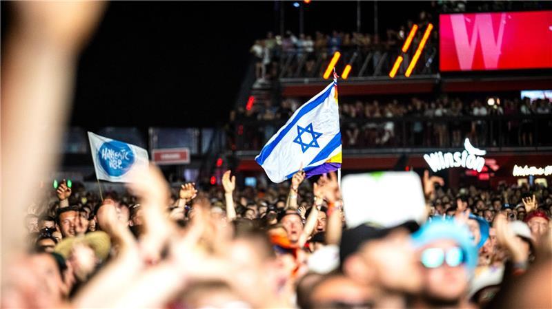 Eine Israel-Flagge bei dem Auftritt des US-Rappers Macklemore. Aus dem Publikum erfuhr der Musiker hauptsächlich Unterstützung für seine politischen Botschaften.