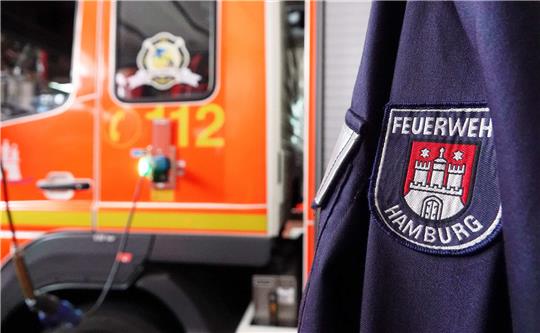 Eine Jacke mit der Aufschrift "Feuerwehr Hamburg" hängt in der Feuer- und Rettungswache Berliner Tor. Foto: Julian Weber/dpa