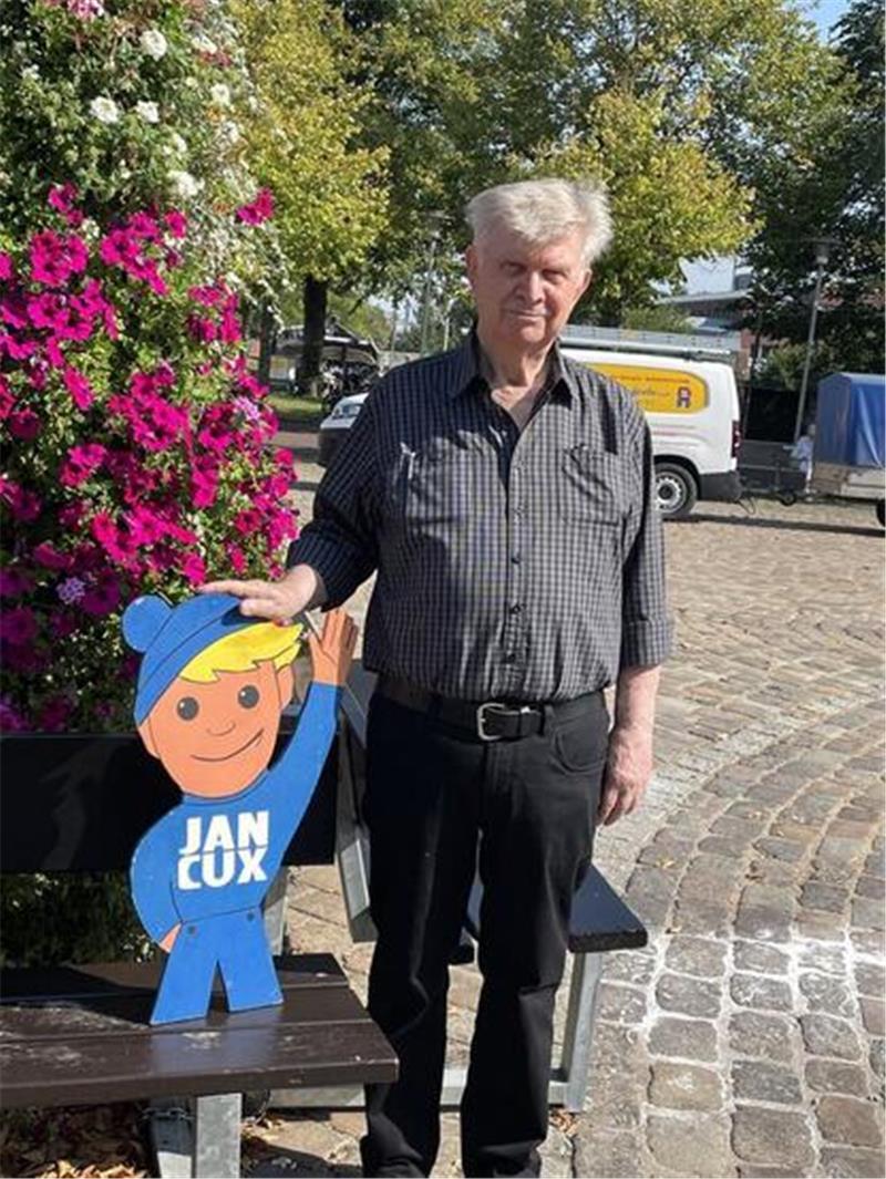 Eine Jan-Cux-Holzfigur hält Jürgen Werner noch in Ehren - auf Geheiß der Enkelin darf dieser auch auf gar keinen Fall entsorgt werden.