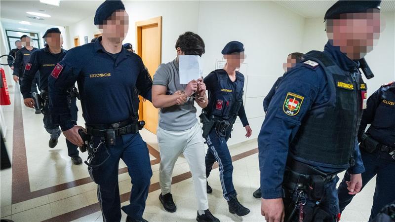 Teenager sollen Lehrerin missbraucht und erpresst haben Eine Jugendgruppe soll eine Lehrerin vergewaltigt haben - nun stehen die jungen Männer vor Gericht.