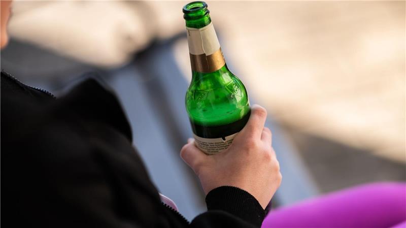 Neustart der Präventionsarbeit: Buxtehude setzt auf US-Methode Eine Jugendliche hält eine Flasche Bier in der Hand. Ob zum Beispiel Alkoholmissbrauch bei Jugendlichen in Buxtehude ein besonders großes Problem ist, soll eine Umfrage herausfinden.