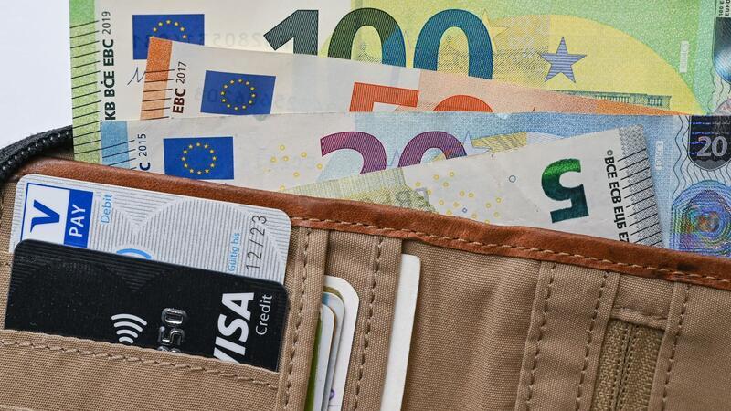 Eine Jugendliche hat in Cuxhaven eine Geldbörse mit mehr als 7000 Euro gefunden und diese bei der Polizei abgegeben (Symbolbild).