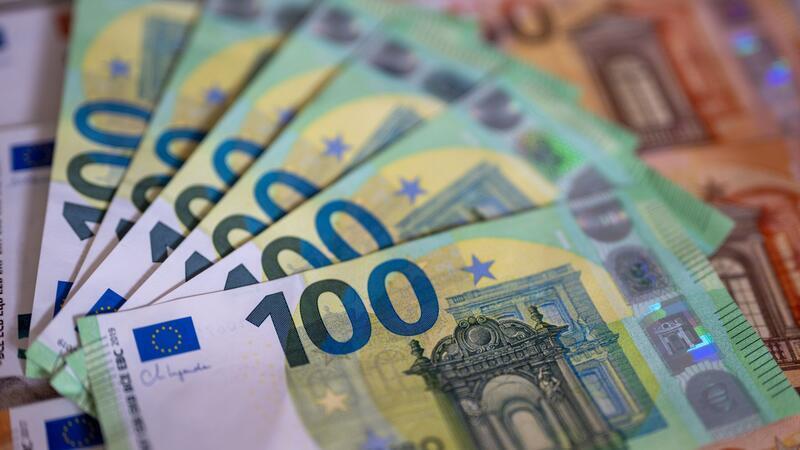 Jugendliche verschenkt Papas und ihr Geld an Chatpartner Eine Jugendliche verschenkt Bargeld ihres Vaters. (Symbolbild)