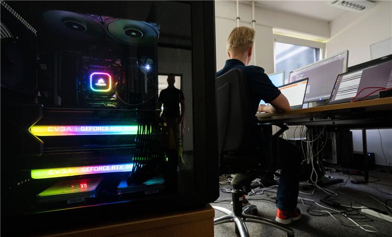 Eine KI-Wissenschaftlerin des Landeskriminalamt Niedersachsen arbeitet an Computerbildschirmen und programmiert Lösungen mit Künstlicher Intelligenz zum Auffinden von zum Beispiel kinderpornografischen Inhalten im Internet. Foto: Julian Stratenschulte/dpa