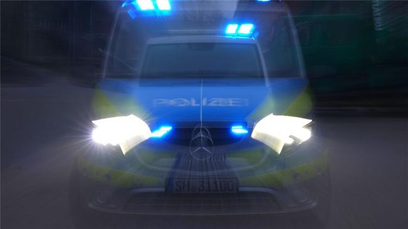 Waffenattrappe sorgt für Polizeieinsatz Eine Kalaschnikow-Attrappe löste einen größeren Polizeieinsatz aus. (Symbolbild)