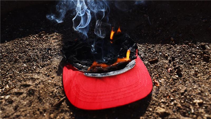Bilder des Tages Eine Kappe brennt und schwelt während einer „No Kings“-Demonstration.
